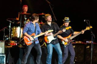 CREEDENCE CLEARWATER REVISITED (photo)