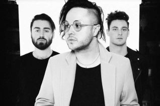 LOVELYTHEBAND (photo)